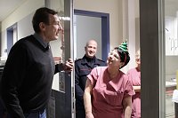 Bild: Professor W&ouml;lfer und weihnachtlich gestimmtes Personal 