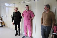 Bild: Ein besonderer Dank im Klinikum f&uuml;r das Pflegepersonal von Landrat Ahke (r.)