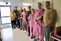 Bild: In der Intensivstation trafen die G&auml;ste auf die Pfleger Thomas und Tobias sowie auf Schwester Kathrin