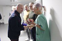 Bild: Stadtbrandmeister Dierbach im Gespr&auml;ch mit Schwester Barbara 