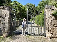 Das Jahr 2024 in Bad Langensalza - Kurgast auf dem WEg zum Arboretum Bild: Das Jahr 2024 in Bad Langensalza - Kurgast auf dem WEg zum Arboretum