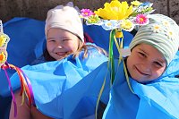 Bild: Einhundertundzwanzig Kindergartenkinder feierten mit ihren Erzieherinnen und Erziehern das 20. Jubil&auml;um des Schwefel-Sole-Heilbades Bad Langensalza mit einem Festumzug