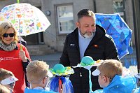 Bild: Einhundertundzwanzig Kindergartenkinder feierten mit ihren Erzieherinnen und Erziehern das 20. Jubil&auml;um des Schwefel-Sole-Heilbades Bad Langensalza mit einem Festumzug