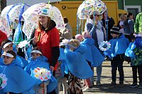 Bild: Einhundertundzwanzig Kindergartenkinder feierten mit ihren Erzieherinnen und Erziehern das 20. Jubil&auml;um des Schwefel-Sole-Heilbades Bad Langensalza mit einem Festumzug