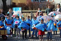 Bild: Einhundertundzwanzig Kindergartenkinder feierten mit ihren Erzieherinnen und Erziehern das 20. Jubil&auml;um des Schwefel-Sole-Heilbades Bad Langensalza mit einem Festumzug