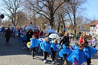 Bild: Einhundertundzwanzig Kindergartenkinder feierten mit ihren Erzieherinnen und Erziehern das 20. Jubil&auml;um des Schwefel-Sole-Heilbades Bad Langensalza mit einem Festumzug