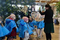 Bild: Einhundertundzwanzig Kindergartenkinder feierten mit ihren Erzieherinnen und Erziehern das 20. Jubil&auml;um des Schwefel-Sole-Heilbades Bad Langensalza mit einem Festumzug