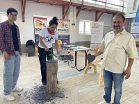 Bild: Handwerkeraktionstag in Sondershausen - Dachdeckermeisterin Kristin Scholz zeigt, wie man eine Schindel in Herzform bringt