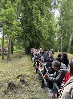 Menschen und Enten am und im Wasser Bild: Menschen und Enten am und im Wasser