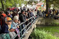 Menschen und Enten am und im Wasser Bild: Menschen und Enten am und im Wasser