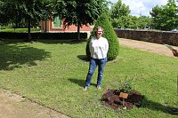 Bild: Ein neuer Rosenstock f&uuml;r Anja Klement und bad Langensalza