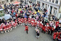 Bild: Beginn der 5. Jahreszeit. Kinder erst&uuml;rmen Langensalzaer Rathaus