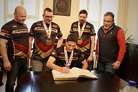 Bild: Eintrag ins Goldene Buch der Stadt: Erfolgreiche Langensalzaer Kickboxer