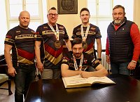 Bild: Eintrag ins Goldene Buch der Stadt: Erfolgreiche Langensalzaer Kickboxer