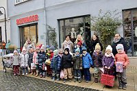 Große Freude bei kleinen Wichteln - Kita Kinder schmücken Weihnachtsbaum am Bad Langensalzaer Rathaus Bild: Große Freude bei kleinen Wichteln - Kita Kinder schmücken Weihnachtsbaum am Bad Langensalzaer Rathaus