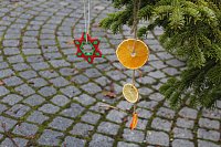Große Weihnachtsbaumschmück-Aktion auf dem Töpfermarkt in Bad Langensalza Bild: Große Weihnachtsbaumschmück-Aktion auf dem Töpfermarkt in Bad Langensalza