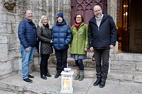 Bild: Ankunft des Friedeslichtes in Bad Langensalza.v.re.n.li Pfarrer Dirk Vogel; Anja Wurschi, Konfirmandenfamilie Saul