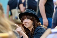 Bild: Citymanagerin Sandra Czerniak beim BaLaTon auf dem Kornmarkt