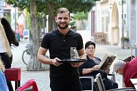Bild: Kellner vor dem Manolo