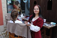 Bild: Sch&ouml;ne Maid beim Mittelalterstadtfest mit Schminkkasten