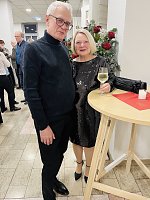 Bild: Paar in feiner Robe beim Weihnachtskonzert im KKZ
