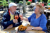 Bild: G&auml;ste der Kurstadt im Rosencaf&eacute;