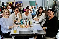 Bild: Frauenrunde vor der Villa Italia