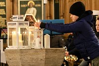 Bild: Konfirmant mit Friedenslicht in der Marktkirche