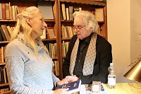 Bild: Schauspieler Burkhardt Jahn liest in der Teetruhe, li. Stefanie Schwich (Inhaberin der Teetruhe)