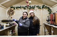 Bild: Stollen- und Lebkuchenmarkt mit Team der Eisdiele Gelato beim Waffelbacken
