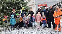 Bild: Weihnachtsbaumschm&uuml;cken mit Kita, Feuerwehr und Bauamtmitarbeiter