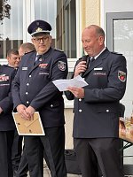 Bild: Ehrung der Alterskameraden - Feuerwehrstele vor dem Barbaraheim M&uuml;hlhausen
