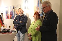 Bild: Vernissage der K&uuml;nstlerin K&uuml;nstlerin Gudrun Anlauft in Rathaus Bad Langensalza. v.li.n.re. B&uuml;rgermeister Mathias Reinz; Gudrun Anlauft; Volker P&ouml;hler