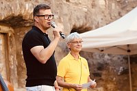 Bild: li.n.re. Beigeordneter der Stadt Alexander Ernst; Sabine Tominski im Kreuzgang des Augustinerklosters in  Bad Langensalza