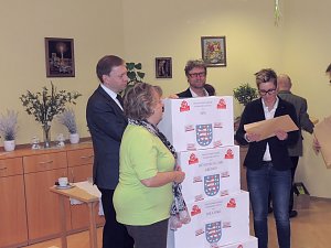 Übergabe der Bauschutzbrillen an Abgeordneten des Landtages