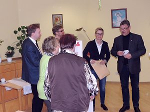 Übergabe der Bauschutzbrillen an Abgeordneten des Landtages