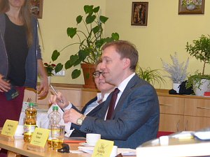 Übergabe der Bauschutzbrillen an Abgeordneten des Landtages
