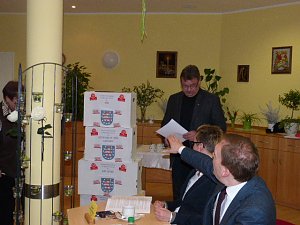 Übergabe der Bauschutzbrillen an Abgeordneten des Landtages