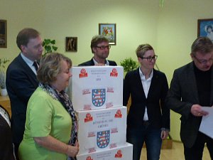 Übergabe der Bauschutzbrillen an Abgeordneten des Landtages