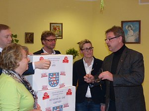 Übergabe der Bauschutzbrillen an Abgeordneten des Landtages