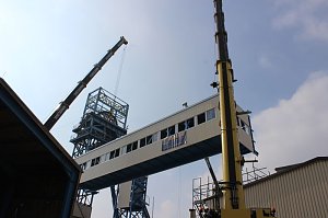 Neue Seilfahrtsbr&uuml;cke wird montiert