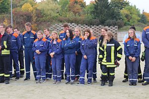 Leistungsspange von jungen Feuerwehrleuten erk&auml;mpft