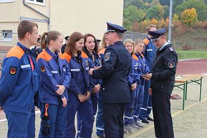 Leistungsspange von jungen Feuerwehrleuten erk&auml;mpft