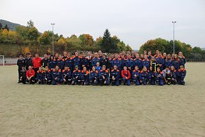 Leistungsspange von jungen Feuerwehrleuten erk&auml;mpft