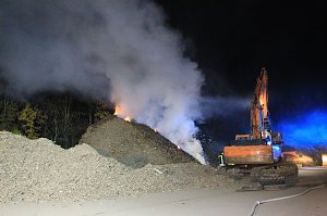 Holz brennt an Landkreisgrenze