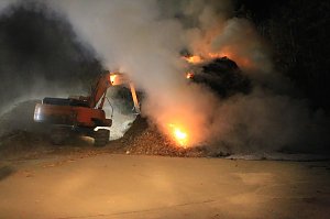 Holz brennt an Landkreisgrenze