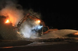 Holz brennt an Landkreisgrenze