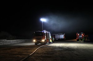 Holz brennt an Landkreisgrenze
