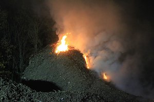 Holz brennt an Landkreisgrenze