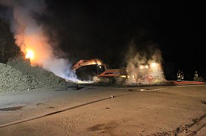 Holz brennt an Landkreisgrenze